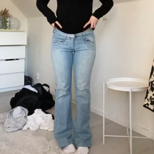 Lågmidjade jeans - Lågmidjade bootcut jeans, midjemått rakt över ca 37,5 cm och innerbenslängd ca 83 cm💕💕