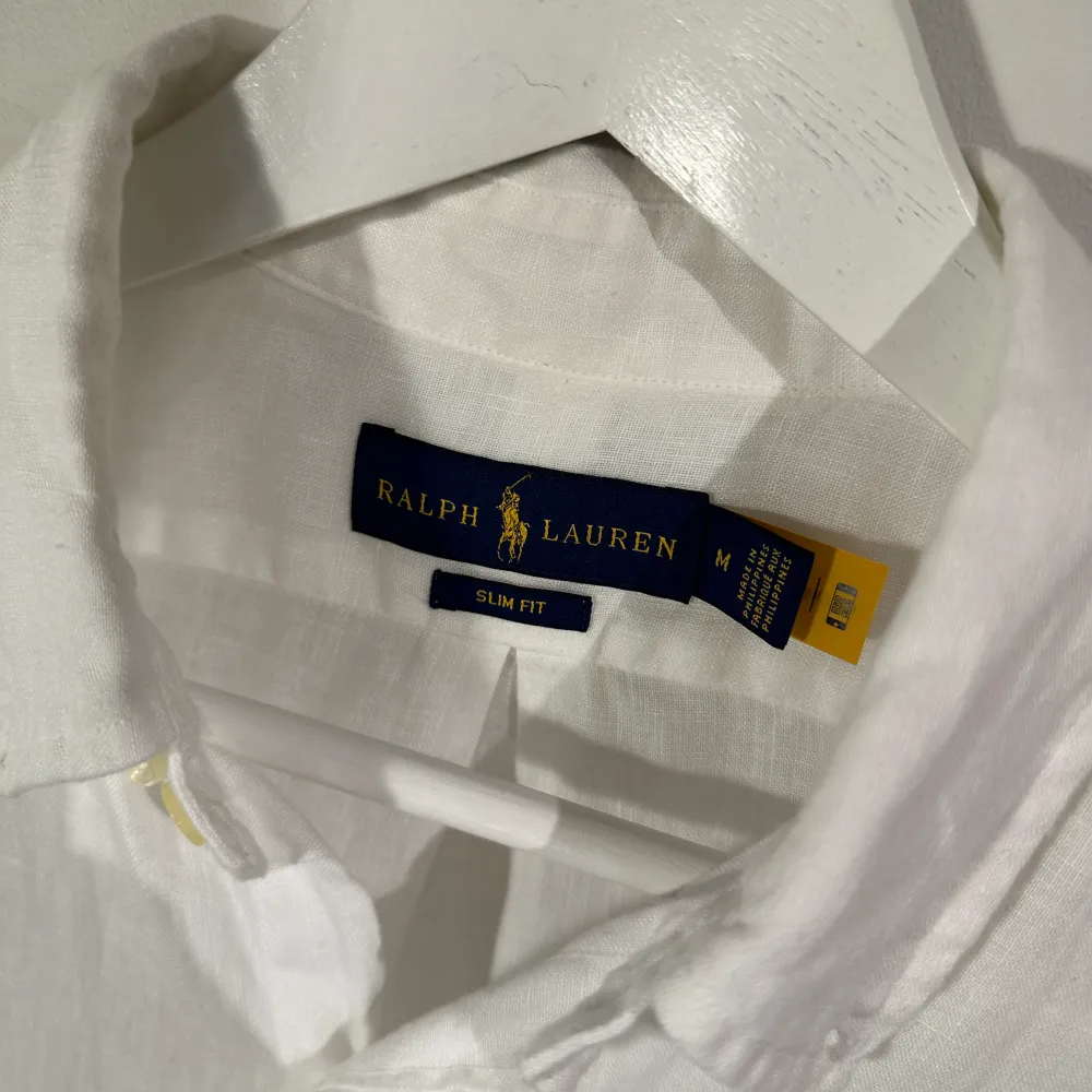  Säljer en Ralph Lauren linne skjorta i nyskick utan några som helst tecken på användning | normal i storleken M | Äkta som sista bilden visar | kontakta gärna vid fler funderingar vi hörs!. Skjortor.
