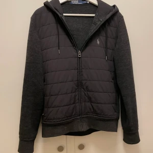 Ralph lauren cardigan  - Säljer nu min polo Ralph lauren cardigan| storlek S| färg svart|grå| kond 10/10 knappt använd| ny pris runt 3000 mitt pris 1500| hör av er vid frågor eller funderingar🙌