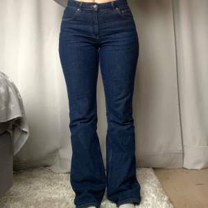 Mörkblåa jeans från Gina i modellen full length flare. Endast använda några gånger.