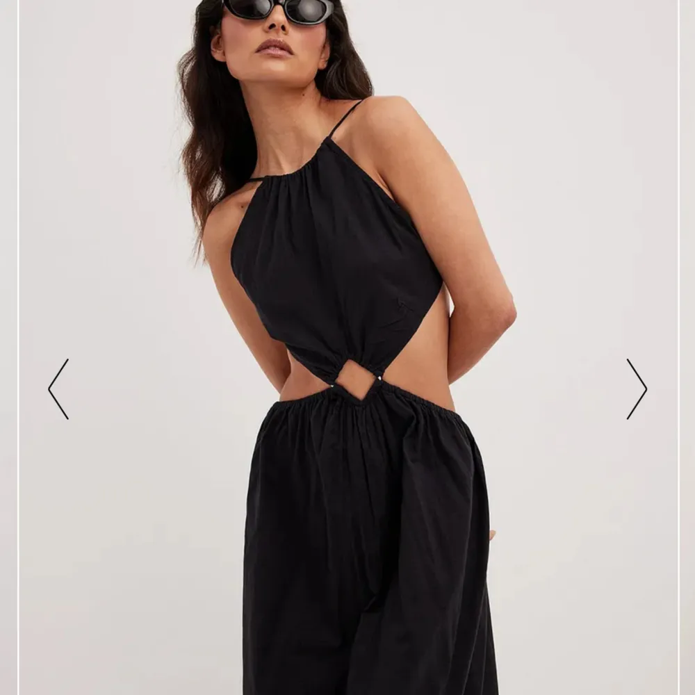 Jättefin svart klänning från Chloe Shutermans kollektion med NA-KD som inte längre säljs🖤 560kr inkl frakt. Klänningar.