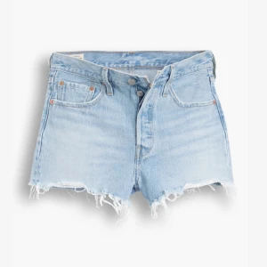 Levis jeansshorts  - Jeansshorts från Levis som liknar modellen 501! Säljer eftersom jag inte får användning för dom💕Köpta för 539 i storlek M men skulle säga att de är i mer XS/S