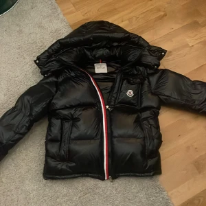 Äkta moncler jacka - Helt ny moncler jacka 100% äkta och scannern funkar. Möts i Sthlm och då kan man legit checka men kan lova att den e äkta. Skickar även post. 