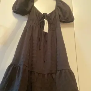 Jätte fin klänning från Gina tricot som är i storlek xxs aldrig använd eftersom den tyvärr är för liten skriv innan köp! Köpt för 120kr