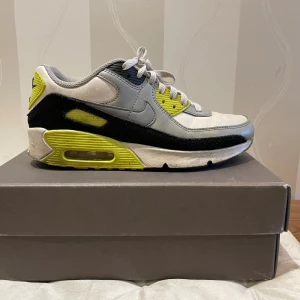 Skor  - Säljer mina air max 1, lite slitna på framsidan och på sidorna är i storlek 40 Skick 6/10 har använt en del  