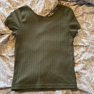 T shirt  - Grön tröja ifrån bik bok, storlek s men känns mer som xs
