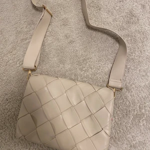 Fin vit väska med mönster  - Väskan är i super bra skick använd 1-2 gånger! 