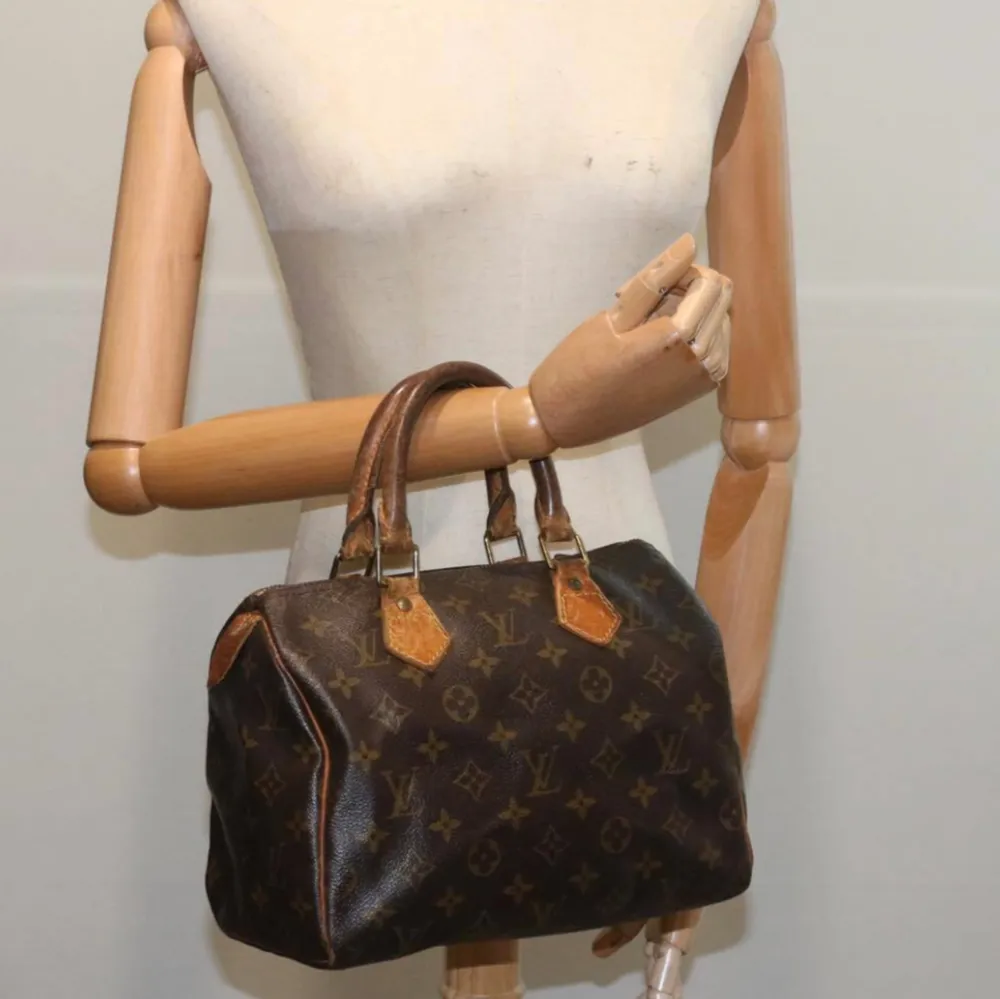 Louis Vuitton Speedy 25 är en tidlös klassiker! Det kommer att lägga till lyxig stil till alla kläder och passa alla tillfällen. Fler bilder och mer info i vår webbutik vintagetreasures.co. Väskor.