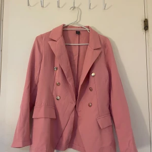 Rosa kavaj  - Ny kavaj  utan prislapp, aldrig använd. 