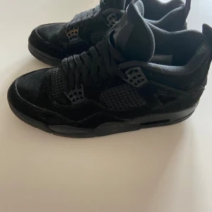 Jordan 4 black cats - Jordan 4 black cats som jag köpte för 3 veckor sedan men jag tycker dom inte passar mig. Skorna är använda men i nyskick. Storlek 42 och box ingår.