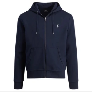 Polo Ralph Lauren  - Säljer den här fina polo Ralph Lauren zip up för min lillebror. Eftersom han inte tyckte om hur den satt. Ställ gärna frågor om bild och pris. 