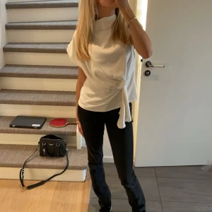 Vit blus - Populär vit blus från Zara🤍använd få ggr