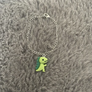 Armband dinosaurie - Armband med dinosaurie på ( inte riktigt silver) 