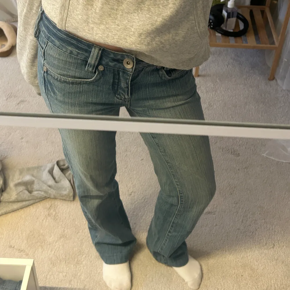 Sjuuukt snygga vintage jeans från Bikbok!🩷 (lägger upp igen!!) midjemått rakt över:36 cm, innerbenslängd:70cm men går att sprätta upp ungefär 4 cm!! 🩷. Jeans & Byxor.