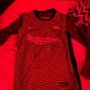 Barcelona hoddie  - En fin Barca tröja i bra skick till bra pris 