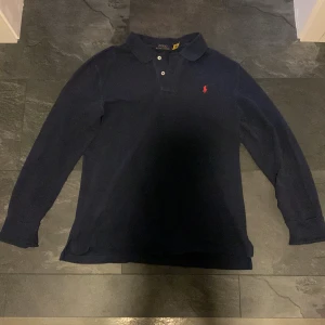 Ralph Lauren tröja - Säljer nu min feta tröja från Ralph Lauren. Riktigt fint skick och har endast använts en sommar. Storleken är XL men passar mig som är S så den är alltså liten i storlek. Vid fler frågor eller funderingar är det bara att skriva!