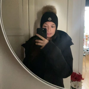 Moncler - Säljer min jätte söta Moncler mössa. Den kommer tyvärr inte till användning längre men jag tror att det finns någon som kommer ha användning av den. 