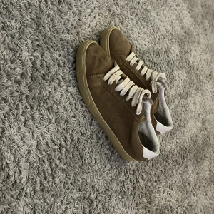 Saint laurent skor - Tja säljer nu mina riktigt feta saint Laurent skor då de börjar bli för små. Storlek 40 men sitter som 41,5