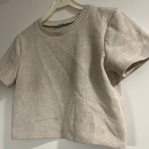 Beige tshirt  - En beige tshirt i lite tjockare material från Zara. Storlek M men mer som en S🫶🏼