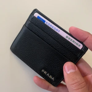 Prada korthållare - Köpt på Prada i Barcelona augusti 2023. Kvitto finns. Fint skick fortfarande. Byter ej.