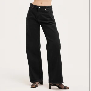 Monki Jeans - Svarta jeans från Monki