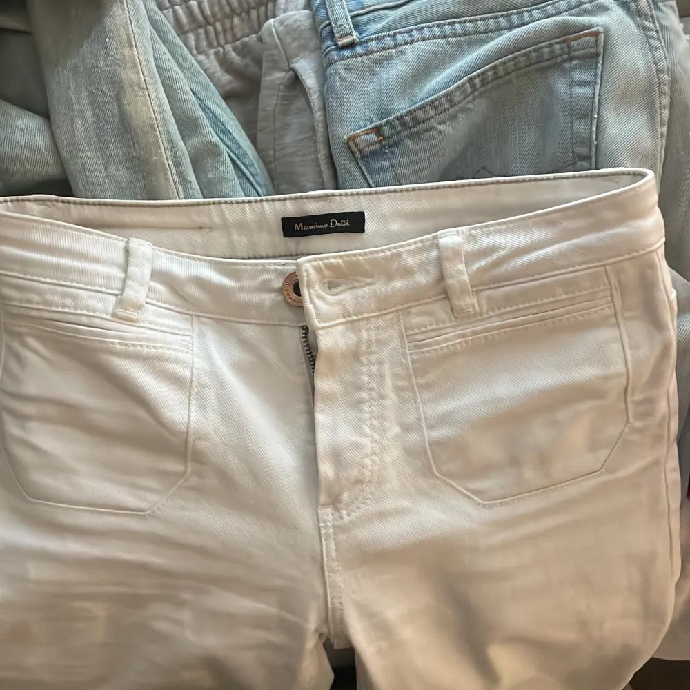 Så fina vita  jeans från massimo dutti med snygga fickor. Jättebra skick, skriv vid frågor 💗💗 Innerbenslängd: 85 cm, ytterbenslängd: 107, midjemått: 35 cm. Jeans & Byxor.