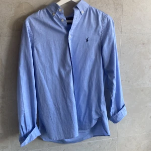 Polo skjorta - Mycket bra skick används under sommaren ändas nypris 1,8 hör av er vid minsta fundering 