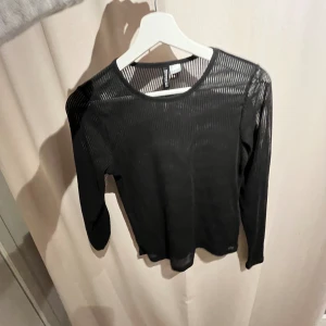 Topp - Genomskinlig topp från hm