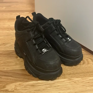 Buffaloskor 🩷 - Svarta buffaloskor köpta här på plick 🩷 Jättebra skick med minimalt slitage. 38 men passar mig som ofta har 39 på sneakers. 
