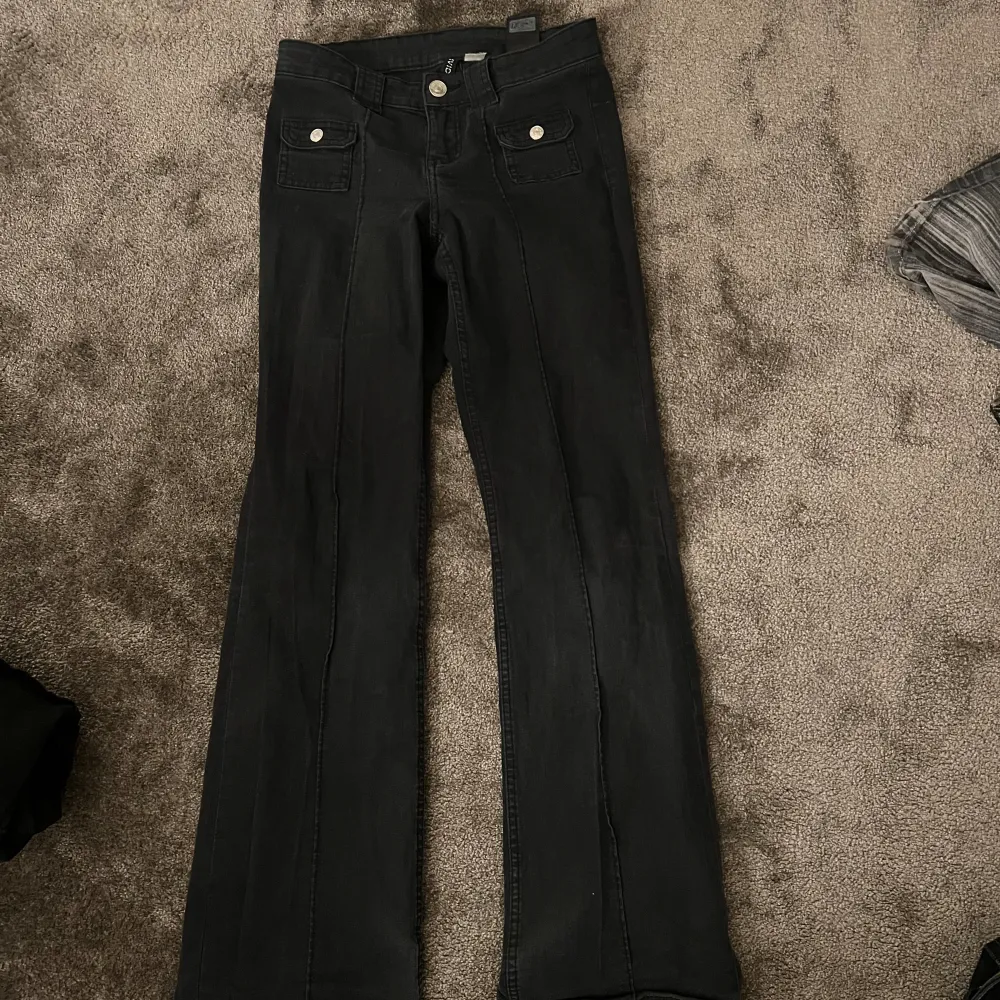 Säljer mina svarat h&m jeans för att de inte kommer till användning längre. Storlek 36💕. Jeans & Byxor.