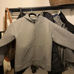 Zara jacka - Grå zara jacka som tyvärr inte kommer till användning💓 Super fin och endast använd 1 gång så i nyskick🥰