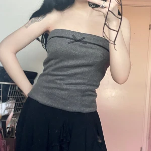 Zara Topp - Köpt från zaras hemsida, tyvärr är den för stor på mig. Har xs/xxs i toppar så skulle gissa att denna sitter bättre på s <3