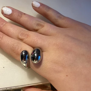 Ring i rostfritt stål  - Silvrig ring i rostfritt stål💕 Säljer eftersom jag inte använder längre!