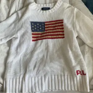 Hej! SÖKER denna Ralph Lauren polo tröja med usa flaggan  i XS-M🇺🇸🤍🤍 kontakta mig om du har jag kan betala 800 kr!