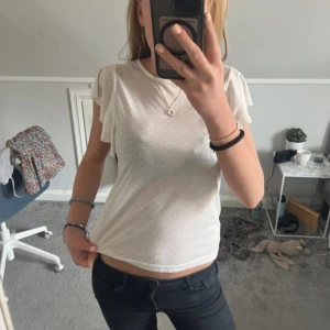 Jätte snygg tröja  - Tröja med fina detaljer och volang från Lindex, knappt använd 