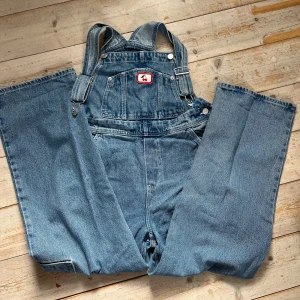 Baggy hängelbyxor - Baggy hängselbyxor från Monki, väldigt bra skick. Säljer då de inte används!