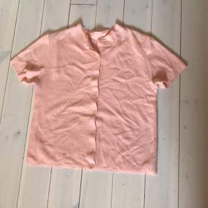 Rosa tröja som är köpt på en secondhandbutik. Finns ingen tag, aldrig använd! Kolla min bio för mer info