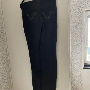 Svarta jeans i fint skick med snygga fickor, storlek 36! Säljer pågrund av att dom inte passar!!🩷🩷