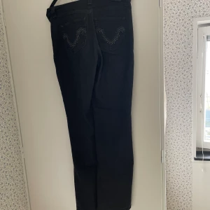 Jeans med snygga fickor  - Svarta jeans i fint skick med snygga fickor, storlek 36! Säljer pågrund av att dom inte passar!!🩷🩷