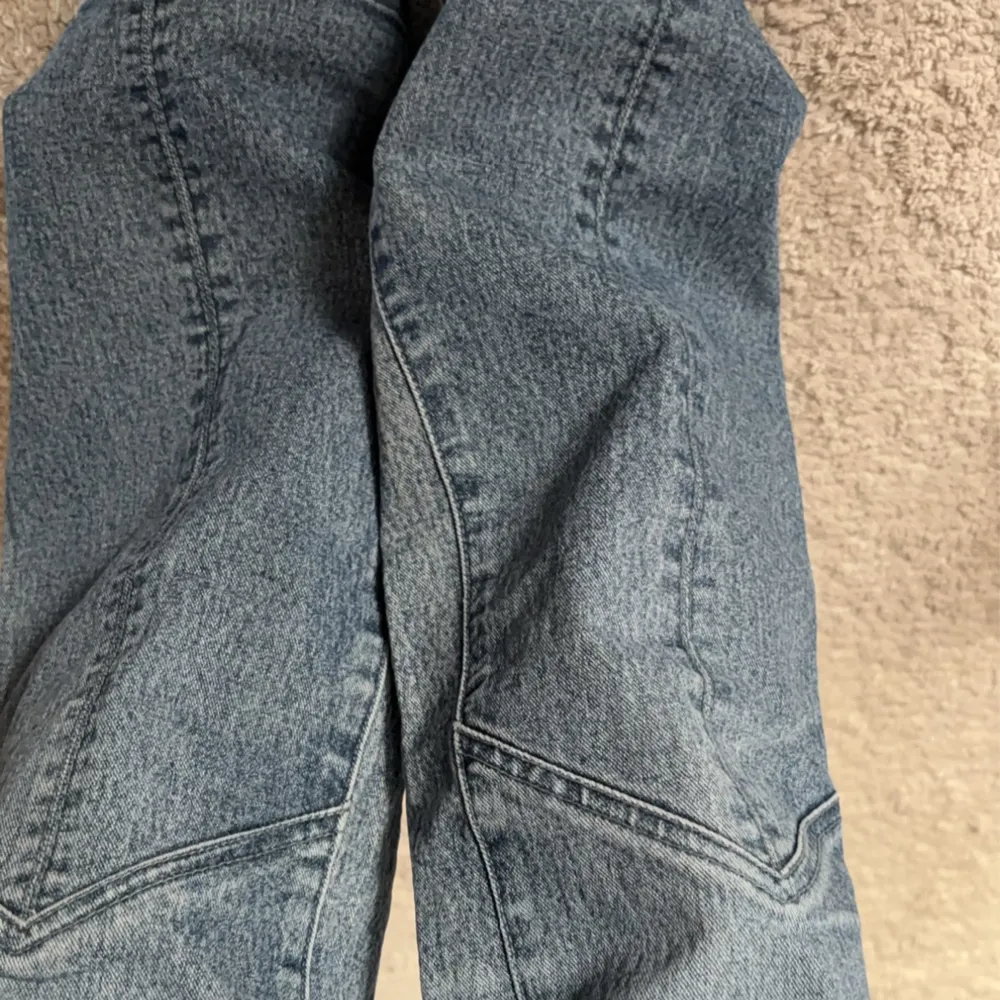 Super fina jeans med detaljer längst ner 🥰. Jeans & Byxor.