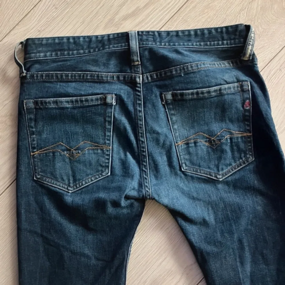 Riktigt snygga fräscha knappt använda Tillbur replay jeans i storlek 31/32. Kolla bilder för mått m.m.   Kan posta samma dag som köp via instabox oftast. Tveka inte o höra av om övriga frågor. Jeans & Byxor.