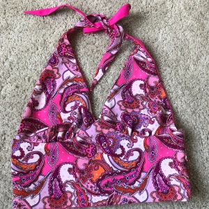 Reversibel halterneck topp bikbok - Går att ha både med mönstret ut och helrosa! Köpt på plick🎀