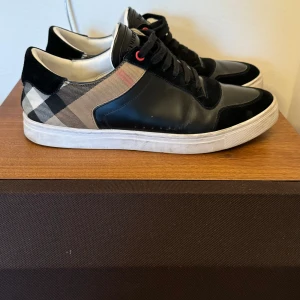 Burberry skor - Bra skick. Storlek 41 men passar mellan 41-42.