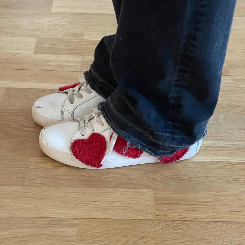 Jätte unika och coola sneakers med stickade hjärtan på sidorna från Love Moschino. Köpta i somras, absolut använda och nån liten defekt längst fram men annars bra skick. Har kvar sko boxen.. Skor.