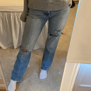 Snygga jeans  - Zara jeans i modellen mid waist straight. Super snygga jeans från zara! Säljs då de börjar bli för små och ej kommer till användning. Skulle säga att jeansen är väldigt små i storleken. Kom för fler och bättre bilder privat!