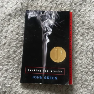 Looking For Alaska - Bok som knappt är använd då jag endast läste hälften av den till ett skolprojekt!! Köpt för ca 100 kr ish.