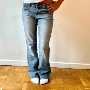 Jeans  - Jättesnygga jeans, är i storlek S och har midjemått på 39 cm rakt över 🥰bilderna är lånade från förra ägaren