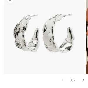 Pilgrim örhängen  - Säljer mina pilgrim örhängen då dom inte kommer till andvändning längre, sparsamt andvända och inga defekter 💗