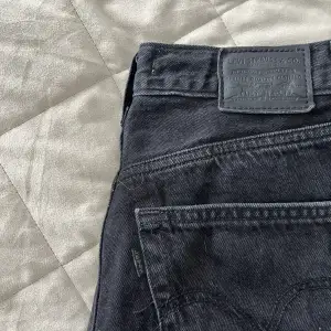 Svarta jeans som inte kommer till användning längre, lite nöta. Nypris 1349kr och är slutsålda på Levi's💗