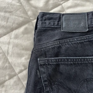 Levi's Jeans - Svarta jeans som inte kommer till användning längre, lite nöta. Nypris 1349kr och är slutsålda på Levi's💗